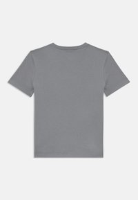 Grå kortærmet t-shirt med rund hals, lavet af blødt bomuldsstof, med en glat tekstur og uden synlige mønstre eller designs.