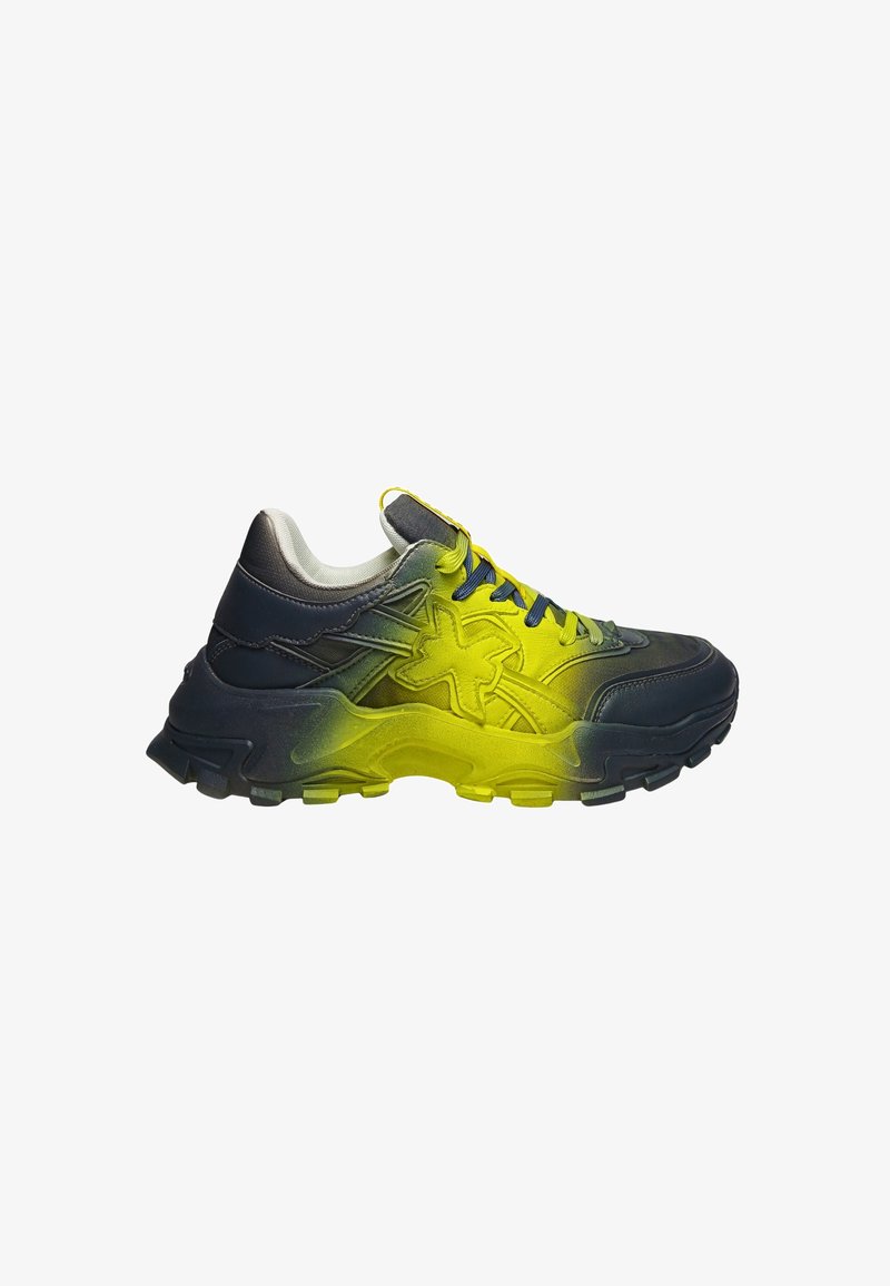 Kraftig sneaker i sort og neon gul med blå snørebånd, tekstureret sål og stjerneformet design på siden, set fra ydersiden.