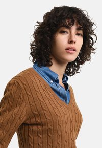 GANT CABLE V NECK - Strickpullover - cacao