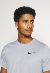 Nike Performance M NK TOP SS HPR DRY - T-skjorte til trening - particle grey/grey fog/heather/black
