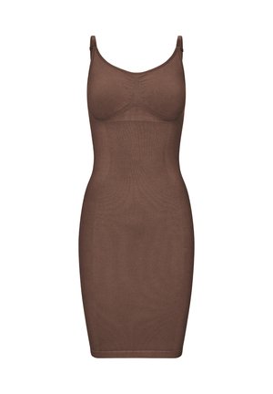 Robe moulante marron sans manches avec fines bretelles et buste moulé, silhouette ajustée, longueur genou, tissu lisse.