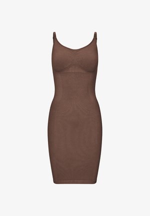 Robe moulante marron sans manches avec fines bretelles et buste moulé, silhouette ajustée, longueur genou, tissu lisse.