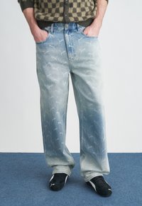 Lichtblauwe spijkerbroek met een vervaagd ombré-effect en een geheel wit patroon. Heeft een klassiek ontwerp met vijf zakken en een comfortabele pasvorm.