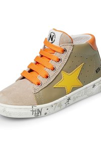 Sneaker alta in pelle verde e beige con lacci arancioni, dettaglio a stella gialla e suola bianca texturizzata con motivi grafici.