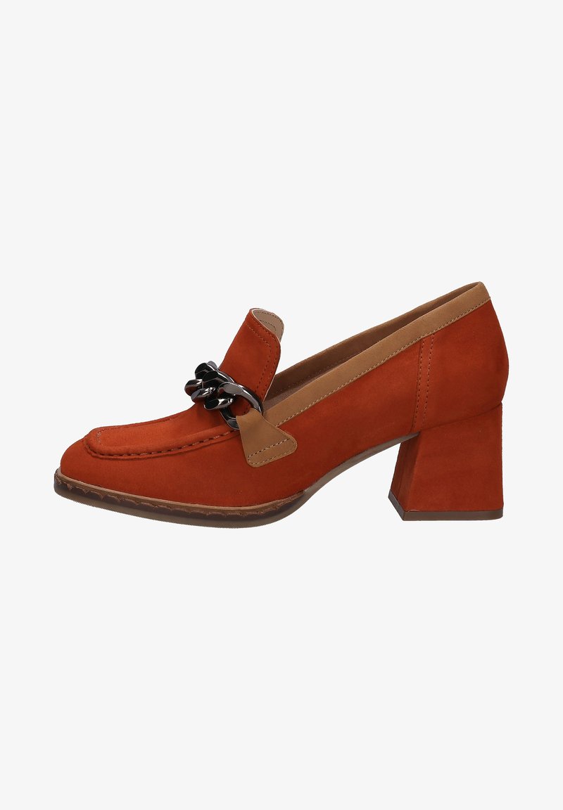 Mocassin à talon bloc en daim rouille avec bordure beige et détail chaîne noire sur le dessus, doté d'un bout carré arrondi et d'un talon bas.