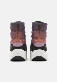 Chaussures de randonnée mi-hautes avec un imprimé galaxie multicolore, des accents en daim noir et une semelle en caoutchouc blanche avec une texture antidérapante.