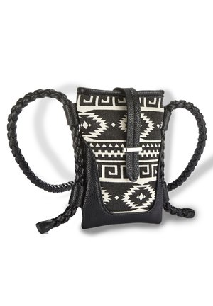 Schwarze und weiße gewebte Tasche mit einem komplexen geometrischen Muster, ausgestattet mit geflochtenen Ledergriffen und einem strukturierten Lederboden.