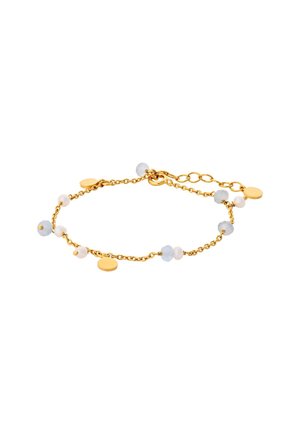 Delikatna złota bransoletka z łańcuszkiem, ozdobiona małymi, okrągłymi niebieskimi i białymi koralikami oraz płaskimi złotymi zawieszkami w kształcie dysków, z regulowanymi zapięciami.