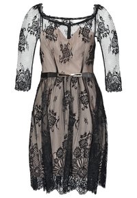 Abito in pizzo nero con sottoveste color nude, maniche lunghe trasparenti, motivi floreali, corpino aderente e vita accentuata da una cintura.