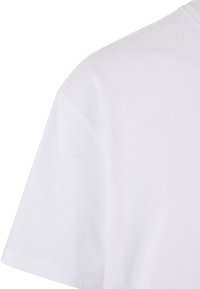 Tricou alb din bumbac cu mâneci scurte, textură netedă și un guler clasic de tip crew, având un design curat și simplu.