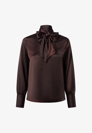 Braune Satinbluse mit langen Ärmeln, hohem Kragen und einer großen Schleifenapplikation am Ausschnitt. Glatte Textur und leicht taillierter Schnitt.