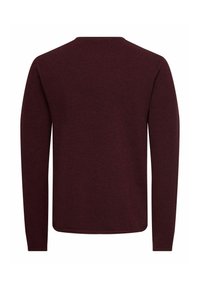 Burgundowy sweter, długie rękawy, okrągły dekolt. Wzorzysta dzianina, prosty design, brak widocznych elementów metalowych, jednolity kolor bez wzorów.