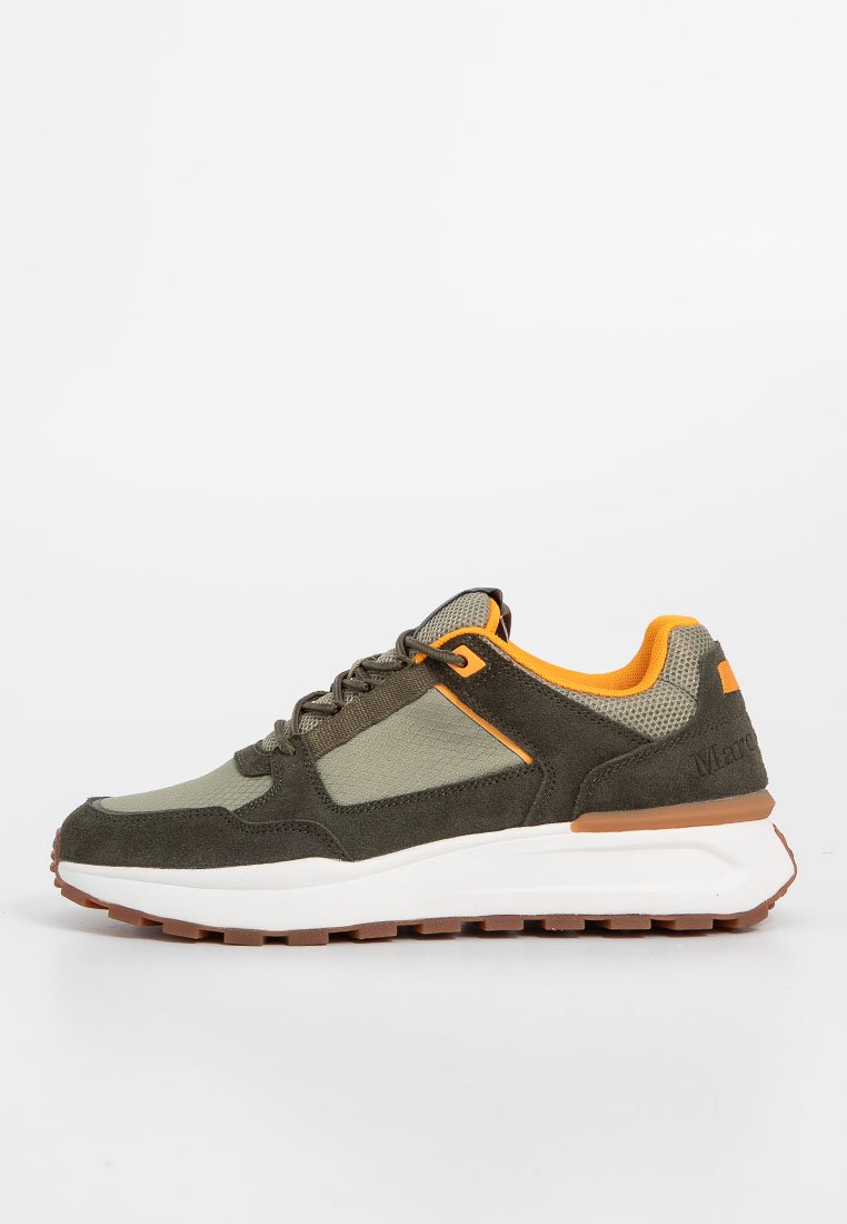 Olijfgroene en oranje heren sneakers met een bovenwerk van mesh en suede, witte dikke zool en bruine loopzool, zijprofiel getoond op een witte achtergrond.