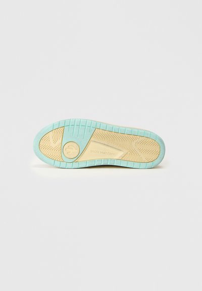 Talpa de sneaker de culoare albastru deschis, cu modele texturate și un accent bej. Dispune de nervuri pentru tracțiune și un logo întărit aproape de călcâi.