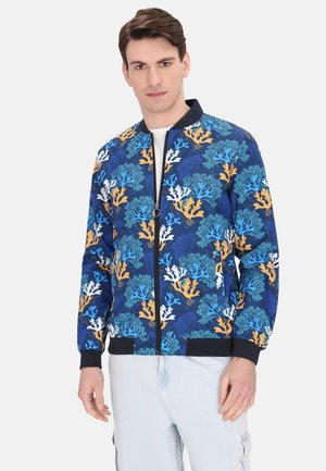 Blauwe bomberjack met een koraalrifpatroon in oranje, wit en turquoise. Ribgebreide manchetten en zoom met een ritsluiting.