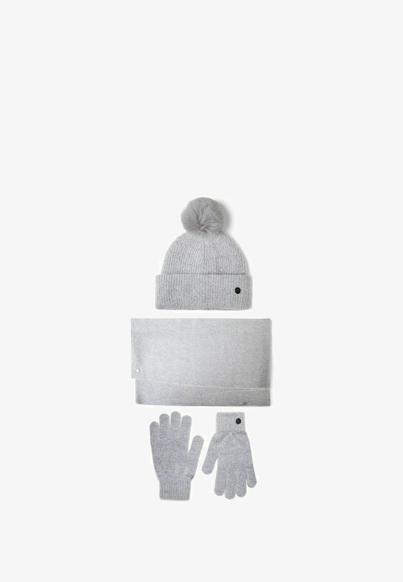 Gorro de punto gris con pompones, bufanda y guantes a juego, todos con una suave textura y pequeños detalles de logotipo circular.