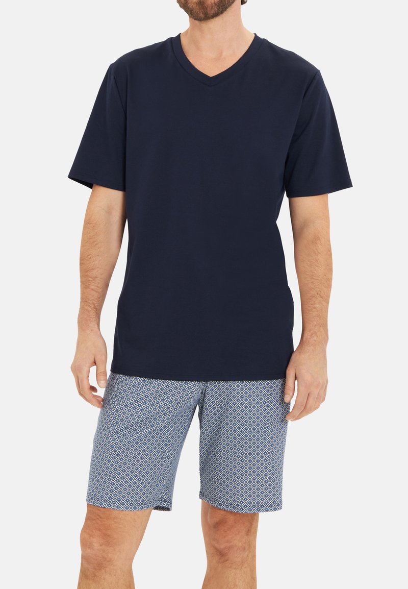 T-shirt marine à col en V associé à un short bleu à motifs avec un design en losanges. Les deux vêtements sont fabriqués en tissu doux et respirant.