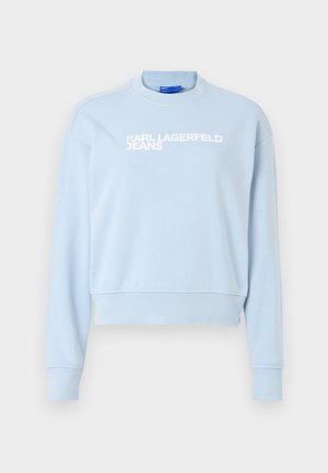 Pulover de culoare albastră deschisă cu guler rotund, cu un logo alb care spune "KARL LAGERFELD JEANS." Fabricat dintr-un material moale, cu manșon lung și o croială lejeră.