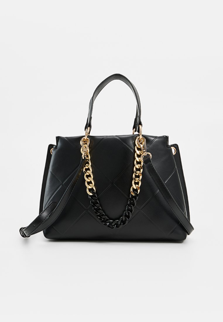 Sac à main en cuir noir avec un design matelassé, des accessoires en chaîne dorée, des poignées doubles et une sangle détachable pour plus de polyvalence.