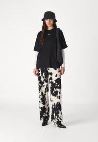 JJXX JXALVA LOOSE PRINT TEE - Jednoduché tričko - black