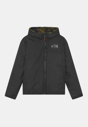 Chaqueta negra con cierre frontal de cremallera, capucha y forro de piel sintética verde. Presenta un sutil logo gris en el pecho y un detalle de cremallera naranja.