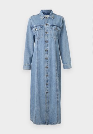 Denim srajčna obleka z gumbi na sprednji strani, dvema žepoma na prsih, dolgimi rokavi, ovratnikom in ohlapnim, do gležnjev segajočim krojem.