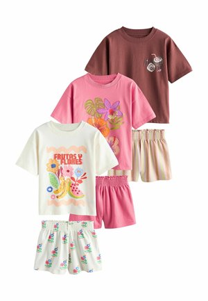 Drei Sets aus kurzärmeligen T-Shirts und Shorts für Kinder mit Blumen- und Fruchtmustern in Pink, Braun, Weiß und gestreiften Pastellfarben.