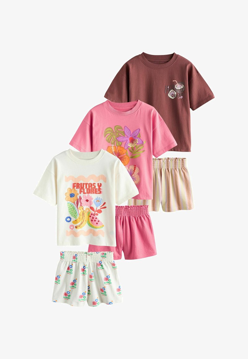 Trois ensembles pour enfants composés de t-shirts à manches courtes et de shorts, avec des imprimés floraux et fruités dans des couleurs pastel rose, brun, blanc et rayées.