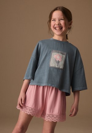 Next, REGULAR FIT - T-SHIRT AND TEXTURED SHORTS SET . - Tričko s potlačou - grey pink flower detail