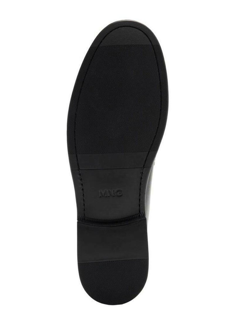 Schwarze Schuhsohle mit strukturiertem Oberflächen, die ein glattes zentrales Band und ein geprägtes "MNG"-Logo aufweist. Oval- und rechteckige Formen sind ausgeprägt.