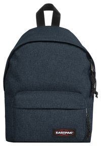 Mörkblå tygryggsäck med ett handtag ovanpå, framficka med dragkedja och strukturerad yta. Har en logopatch på den nedre framsidan.