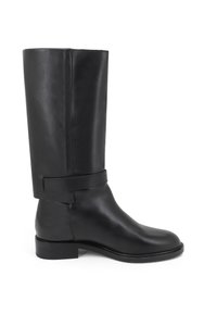 Stivale nero in pelle fino al ginocchio con finitura liscia e lucida, tacco basso e cinturino decorativo intorno alla caviglia.