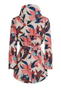 Regenjas met bloemenpatroon in roze, rood en blauw, met een ceintuur in de taille, lange mouwen en een capuchon, gezien van achteren.