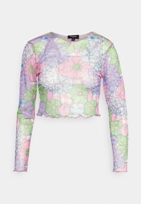 Camisola de manga longa, cropped, com um padrão floral transparente em cores pastel de rosa, verde e roxo. Com bainha recortada e textura de tecido suave.