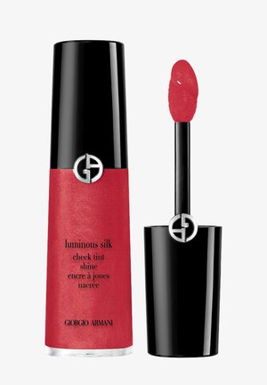 Roter, leuchtender Seidenrouge mit glänzendem schwarzen Deckel und Applikatorstab, Giorgio Armani Markenzeichen auf Flasche und Deckel sichtbar.