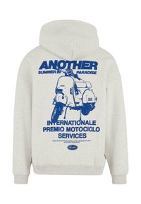 Felpa leggera grigia con una grafica blu che raffigura uno scooter e il testo: "UN ALTRO ESTATE IN PARADISO" e "SERVIZI INTERNAZIONALI Premio Motociclo."