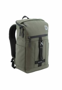 Mochila verde oliva con una solapa superior, bolsillo frontal con cremallera, dos bolsillos laterales y herrajes negros. Presenta tirantes acolchados y respaldo de malla.