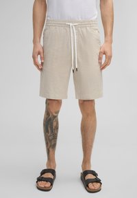 Beige gestreifte Badeshorts mit einem elastischen Bund und weißem Kordelzug. Verfügt über zwei Seitentaschen, strukturierte Stoffoberfläche und einen geraden Schnitt.