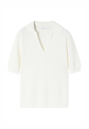 Polo court en tricot blanc à manches courtes avec un deep v-neck et un col classique. La texture est tissée, offrant une apparence légère.