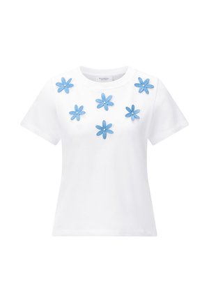 Witte T-shirt met korte mouwen, met zeven blauwe geborduurde bloemen rond de halslijn, elk met een klein centraal kraletje.