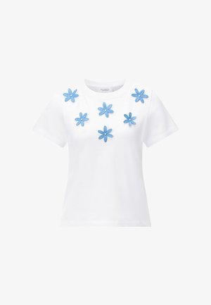T-shirt bianca a maniche corte con sette fiori blu ricamati disposti intorno allo scollo, ciascun fiore con una piccola perlina centrale.