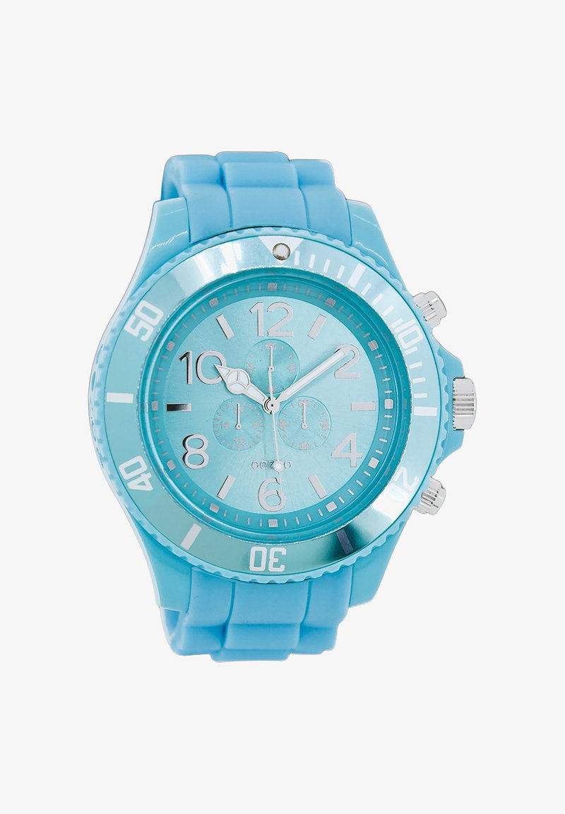 Montre en silicone bleu aquatique avec un cadran rond, des index heures en argent et une lunette brillante. Elle comprend trois sous-cadrans et un bracelet texturé.
