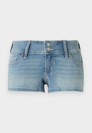 Ανοιχτό μπλε τζιν σορτς με διπλό κλείσιμο με κουμπί, θηλιές για ζώνη και μπροστινές τσέπες, εμφανιζόμενα σε απλό λευκό φόντο.