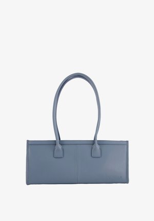 Sac en cuir bleu clair avec de longues poignées, de forme rectangulaire, texture lisse, et logo sur un côté. Design minimaliste sans matériel visible.