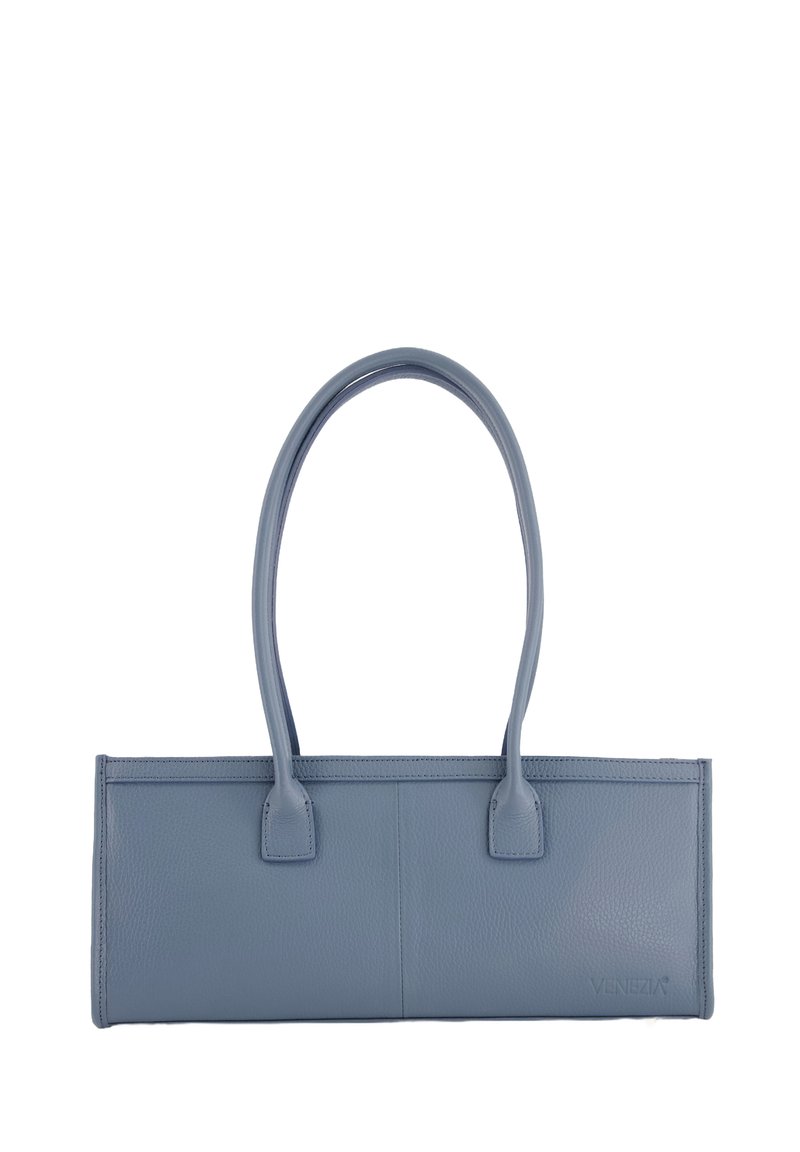 Lederhandtasche in Hellblau mit langen Griffen, rechteckiger Form, glatter Textur und Logo auf einer Seite. Minimalistisches Design ohne sichtbare Hardware.
