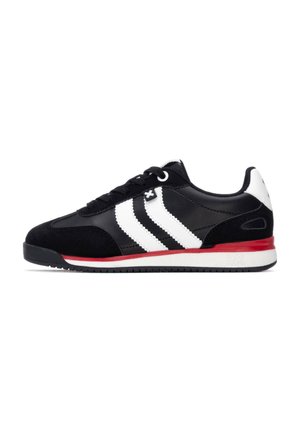 Zapatillas deportivas negras con franjas blancas, material de ante y sintético, diseño de cordones, acentos rojos en la suela, suela de goma plana.
