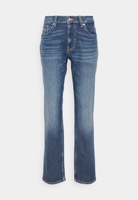Blå denimjeans med rak bendesign, urblekt tvätt, bältesslingor, framfickor och nitar i kopparfärg. Sömmen är något fransad.