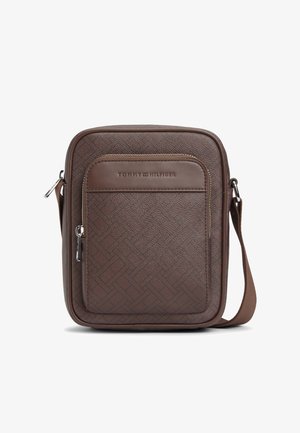 Braune Umhängetasche mit gemustertem Strukturdesign, Frontreißverschlusstasche, Lederbesatz und verstellbarem Riemen, gebrandet mit dem Tommy Hilfiger Logo.