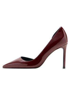 Glänzender dunkelroter Lackleder-Pumps mit spitzer Spitze und schlankem Stiletto-Absatz auf weißem Hintergrund.
