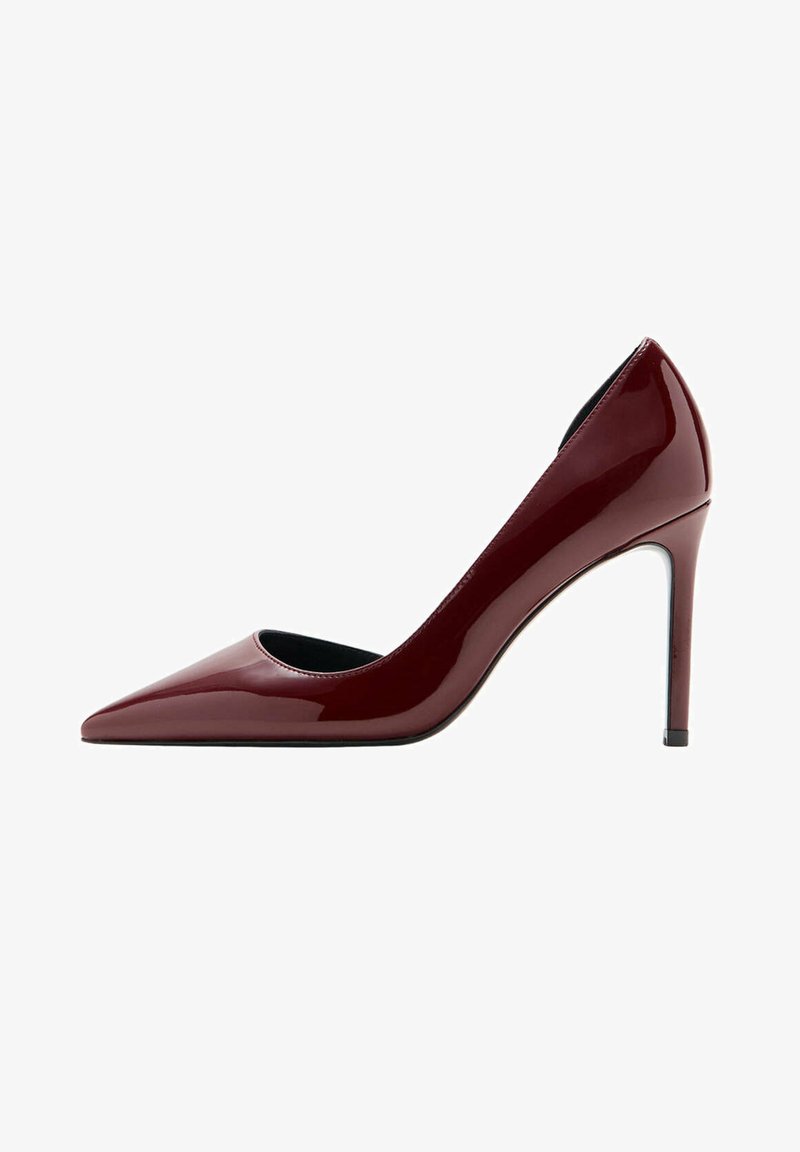 Escarpin en cuir verni rouge foncé brillant à talon haut, bout pointu et talon aiguille fin sur fond blanc.
